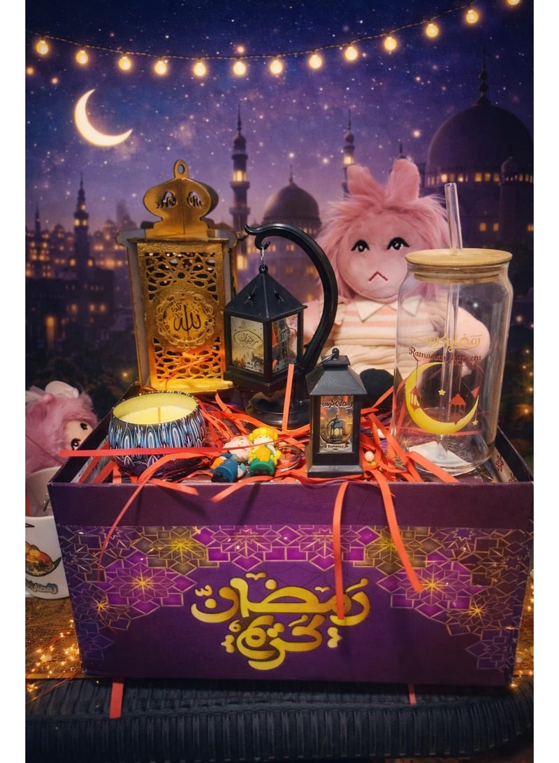 بوكس رمضان +8هدايا ( عروسة طمطم + فانوس خشبي + شمعة معطرة فواحة + زجاجة  كوب بالشالميو + + 2 ميدالية رمضان + عليقة فانوس اسود + فانوس صغير اسود  ) - Image 1